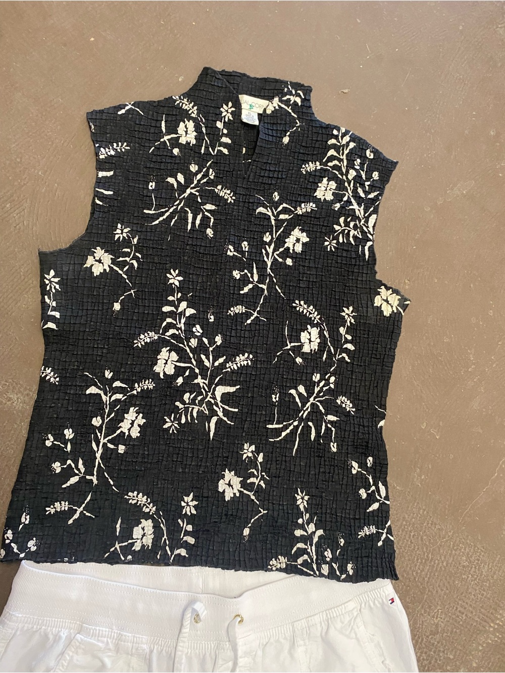 Casual Corner Black Floral Sleeveless Split-Neck Tank